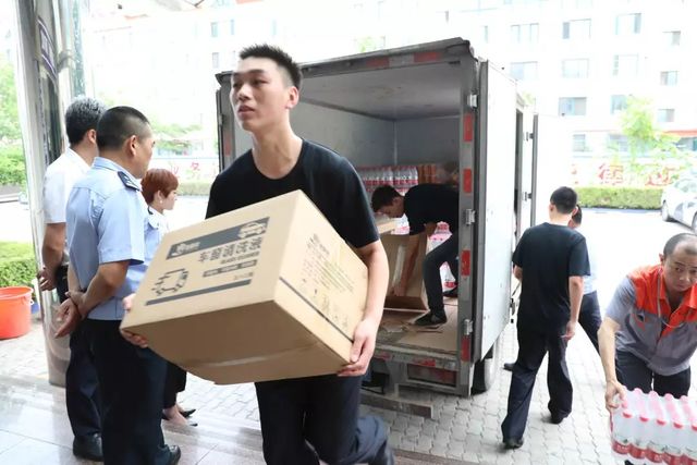 乾港慰問(wèn)一線(xiàn)干警 乾港慰問(wèn)一線(xiàn)干警