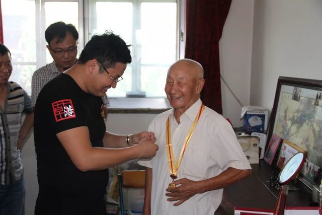 乾港愛(ài)心團看望老兵 乾港愛(ài)心團看望老兵