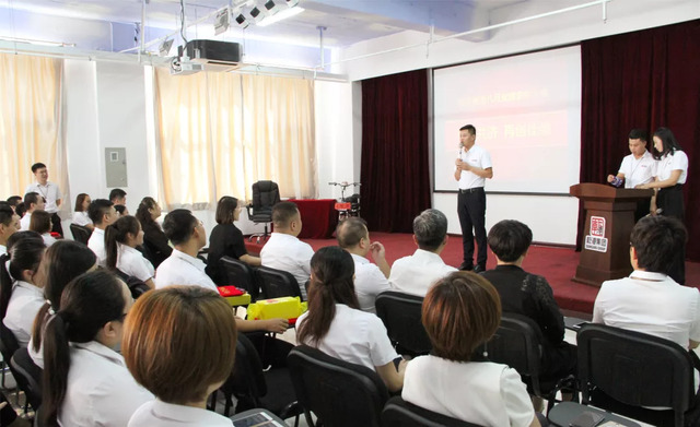 乾港集團八月員工表彰大會(huì ) 乾港集團八月員工表彰大會(huì )